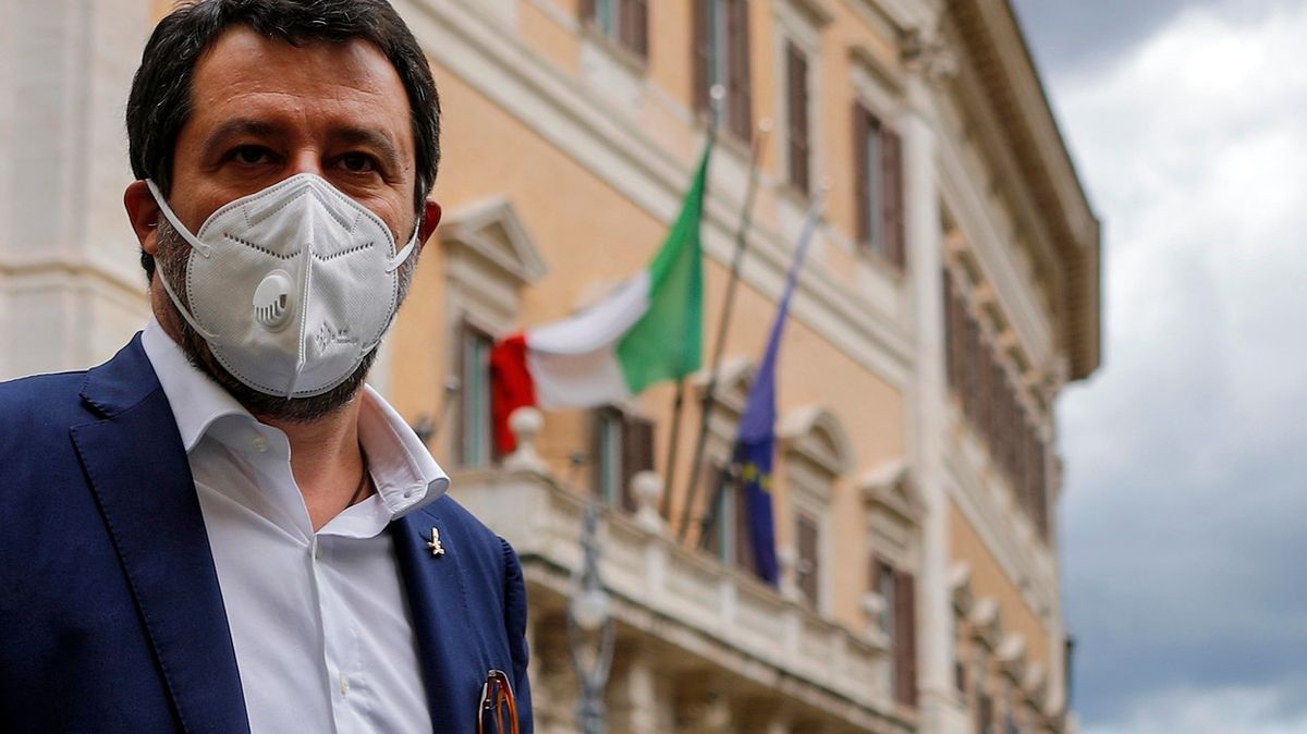 Euroskeptik Salvini přespal v Senátu, aby se připomněl. Italové ho opouštějí